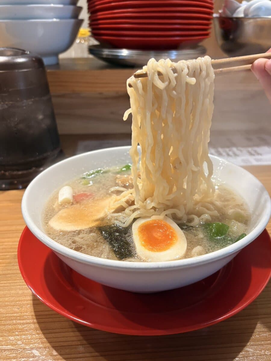 醤油そば 岩男の麺と具材