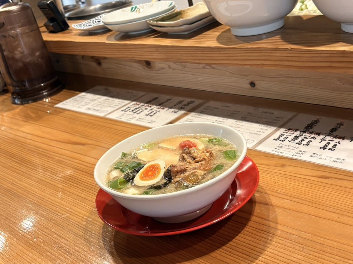 醤油そば 岩男のカウンターに置かれた醤油そば