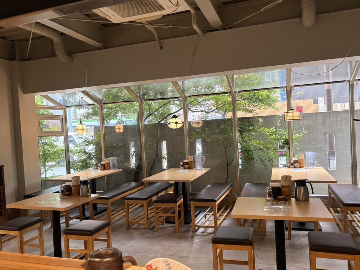 醤油そば 岩男のテーブル席